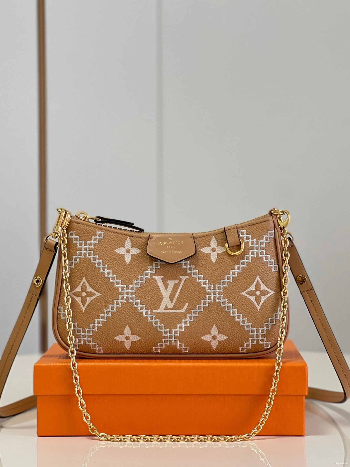 POUCH LOUIS VUITTON STRAP ON EASY 0824
